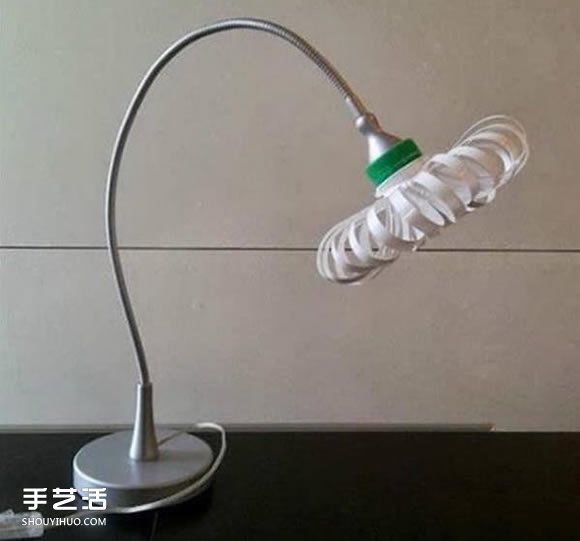 塑料酸奶瓶废物利用手工制作台灯灯罩的方法(图3)