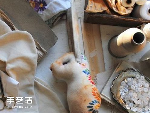 英国男子“女红”作品 废旧布料缝制出的动物(图8)