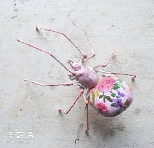 英国男子“女红”作品 废旧布料缝制出的动物(图3)