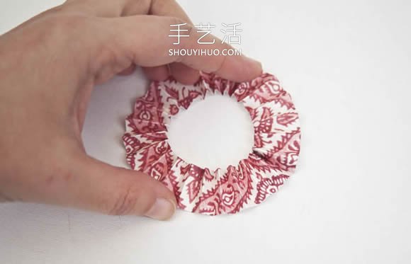 最简单装饰纸花制作视频 纸条加纽扣就搞定!(图3) 最简单装饰纸花制作视频 纸条加纽扣就搞定!(图3)