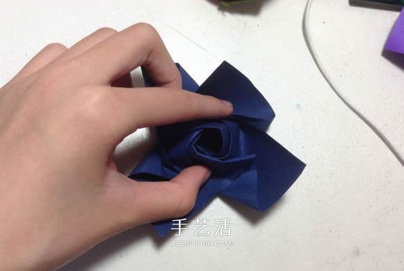 怎么折纸月季花的方法 手工月季花的折法图解(图40) 怎么折纸月季花的方法 手工月季花的折法图解(图40)