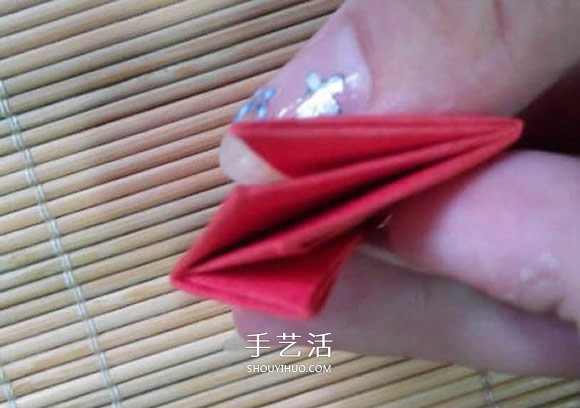 即将完全开花的荷花的折纸方法图解过程(图8) 即将完全开花的荷花的折纸方法图解过程(图8)