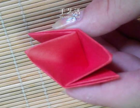即将完全开花的荷花的折纸方法图解过程(图9) 即将完全开花的荷花的折纸方法图解过程(图9)