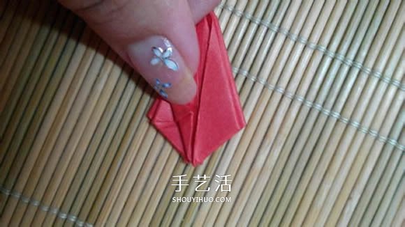 即将完全开花的荷花的折纸方法图解过程(图12) 即将完全开花的荷花的折纸方法图解过程(图12)