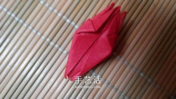 即将完全开花的荷花的折纸方法图解过程(图13) 即将完全开花的荷花的折纸方法图解过程(图13)