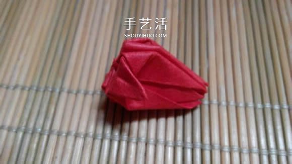 即将完全开花的荷花的折纸方法图解过程(图14) 即将完全开花的荷花的折纸方法图解过程(图14)