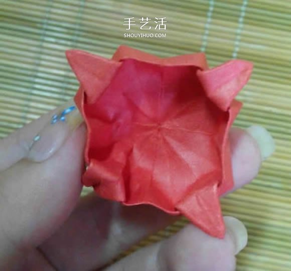 即将完全开花的荷花的折纸方法图解过程(图16) 即将完全开花的荷花的折纸方法图解过程(图16)