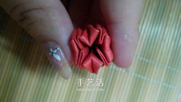 即将完全开花的荷花的折纸方法图解过程(图15) 即将完全开花的荷花的折纸方法图解过程(图15)