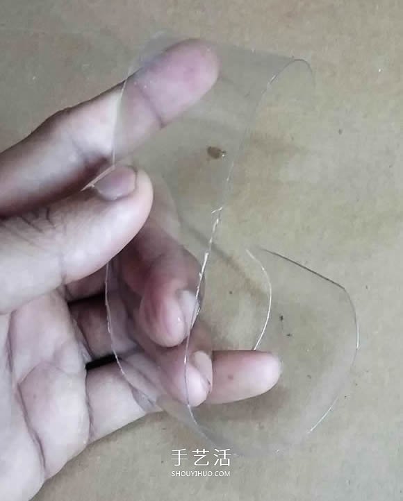 矿泉水瓶废物利用手工制作奖杯、国旗和酒杯(图2) 矿泉水瓶废物利用手工制作奖杯、国旗和酒杯(图2)