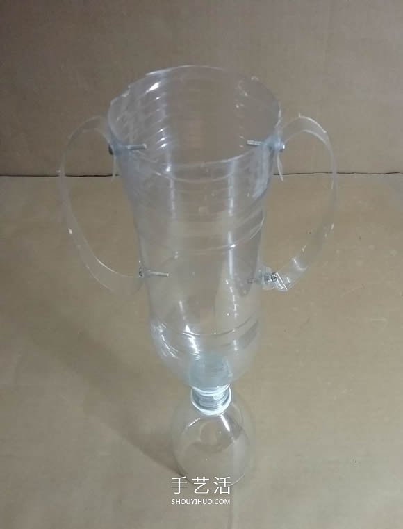 矿泉水瓶废物利用手工制作奖杯、国旗和酒杯(图6) 矿泉水瓶废物利用手工制作奖杯、国旗和酒杯(图6)