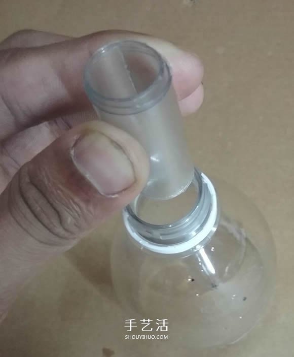 矿泉水瓶废物利用手工制作奖杯、国旗和酒杯(图3) 矿泉水瓶废物利用手工制作奖杯、国旗和酒杯(图3)