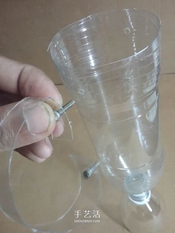 矿泉水瓶废物利用手工制作奖杯、国旗和酒杯(图5) 矿泉水瓶废物利用手工制作奖杯、国旗和酒杯(图5)