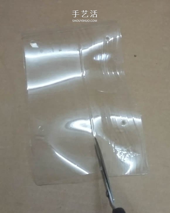 矿泉水瓶废物利用手工制作奖杯、国旗和酒杯(图7) 矿泉水瓶废物利用手工制作奖杯、国旗和酒杯(图7)