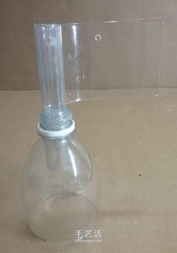 矿泉水瓶废物利用手工制作奖杯、国旗和酒杯(图8) 矿泉水瓶废物利用手工制作奖杯、国旗和酒杯(图8)