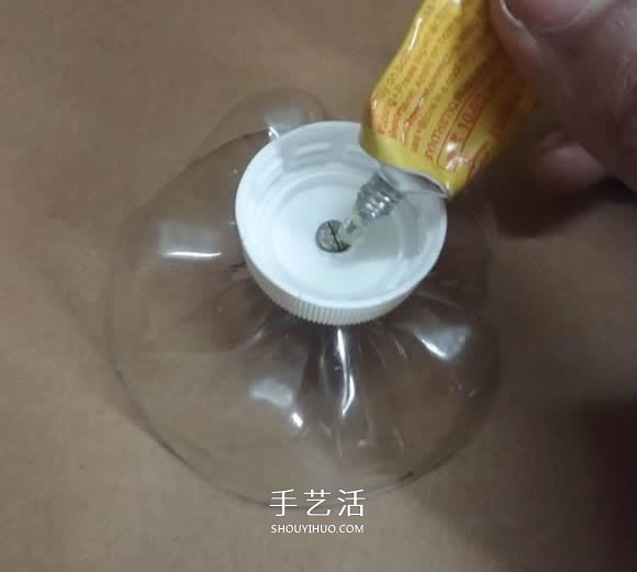 矿泉水瓶废物利用手工制作奖杯、国旗和酒杯(图10) 矿泉水瓶废物利用手工制作奖杯、国旗和酒杯(图10)