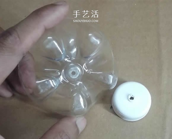 矿泉水瓶废物利用手工制作奖杯、国旗和酒杯(图9) 矿泉水瓶废物利用手工制作奖杯、国旗和酒杯(图9)