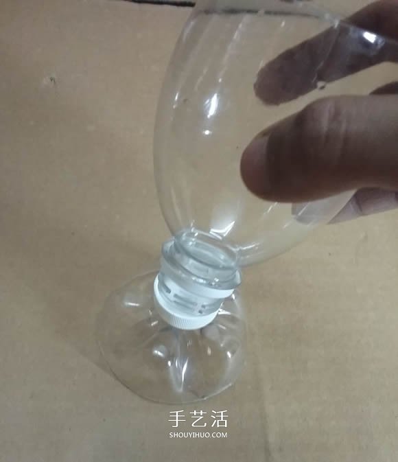矿泉水瓶废物利用手工制作奖杯、国旗和酒杯(图11) 矿泉水瓶废物利用手工制作奖杯、国旗和酒杯(图11)