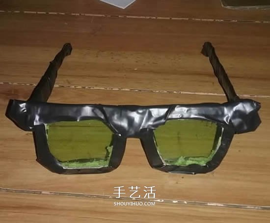 汽水瓶废物利用手工制作黑框太阳镜的方法(图7) 汽水瓶废物利用手工制作黑框太阳镜的方法(图7)