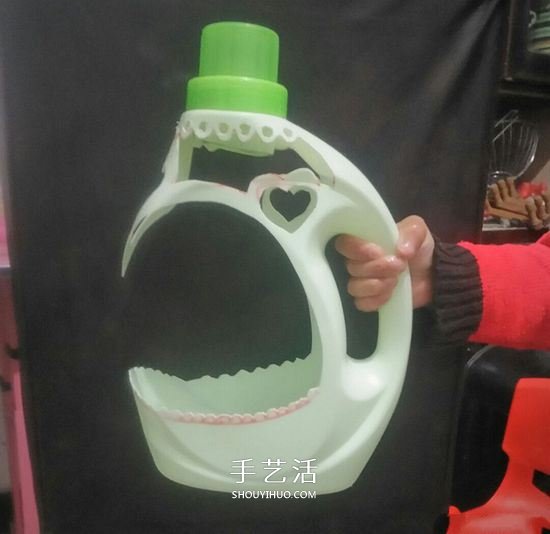 洗衣液瓶手工雕刻 DIY制作优雅花盆的方法(图2) 洗衣液瓶手工雕刻 DIY制作优雅花盆的方法(图2)