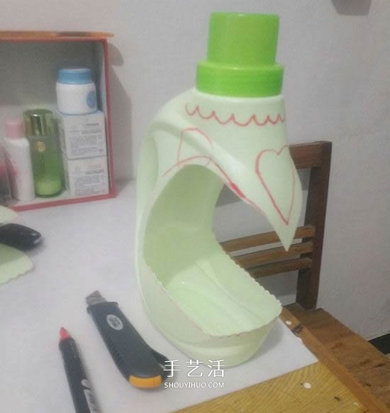 洗衣液瓶手工雕刻 DIY制作优雅花盆的方法(图1) 洗衣液瓶手工雕刻 DIY制作优雅花盆的方法(图1)