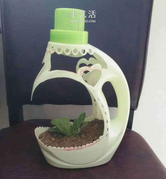 洗衣液瓶手工雕刻 DIY制作优雅花盆的方法(图3) 洗衣液瓶手工雕刻 DIY制作优雅花盆的方法(图3)