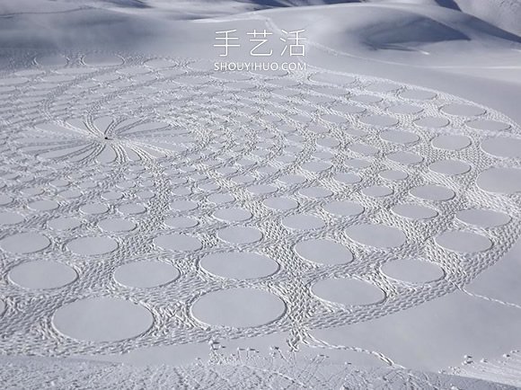 雪花地上飘?法国艺术家踩出冬季“踩雪画”(图2) 雪花地上飘?法国艺术家踩出冬季“踩雪画”(图2)