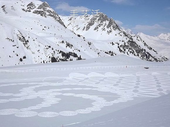 雪花地上飘?法国艺术家踩出冬季“踩雪画”(图9) 雪花地上飘?法国艺术家踩出冬季“踩雪画”(图9)