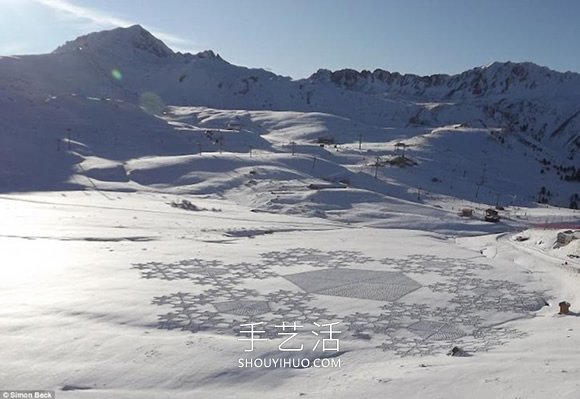 雪花地上飘?法国艺术家踩出冬季“踩雪画”(图3) 雪花地上飘?法国艺术家踩出冬季“踩雪画”(图3)