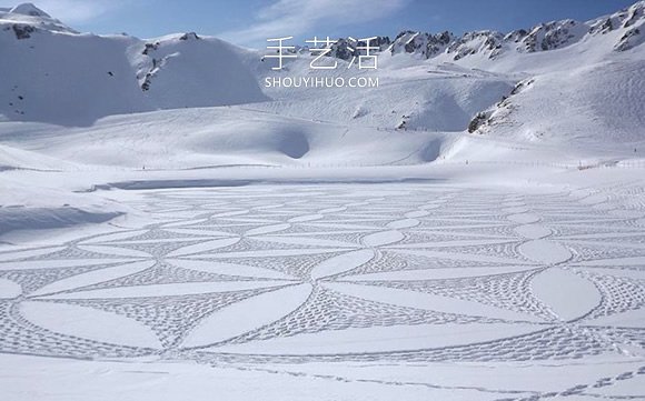 雪花地上飘?法国艺术家踩出冬季“踩雪画”(图4) 雪花地上飘?法国艺术家踩出冬季“踩雪画”(图4)