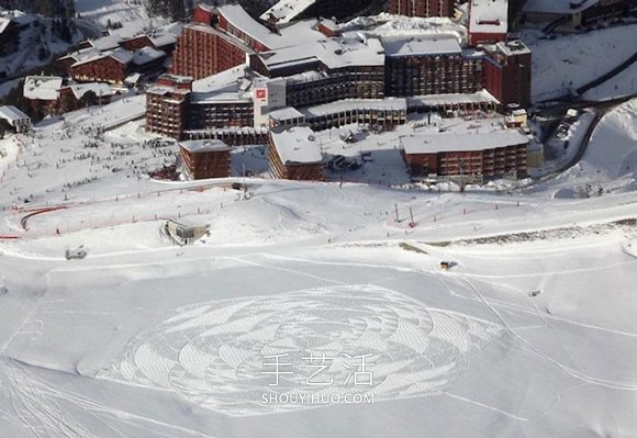 雪花地上飘?法国艺术家踩出冬季“踩雪画”(图6) 雪花地上飘?法国艺术家踩出冬季“踩雪画”(图6)