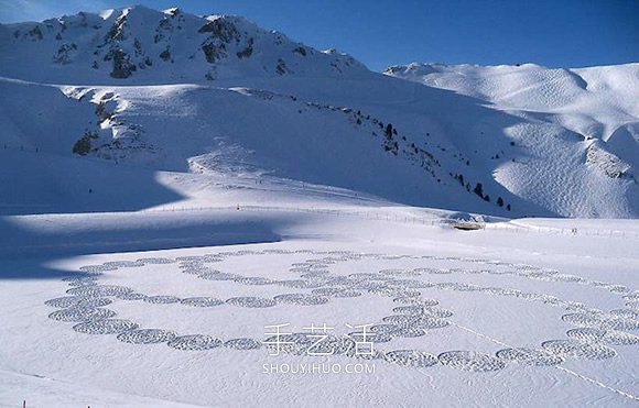 雪花地上飘?法国艺术家踩出冬季“踩雪画”(图8) 雪花地上飘?法国艺术家踩出冬季“踩雪画”(图8)