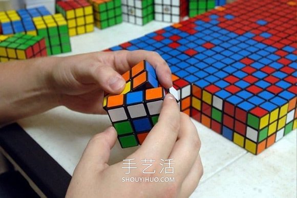艺术家用数千个魔方DIY巨大的流行文化肖像(图2) 艺术家用数千个魔方DIY巨大的流行文化肖像(图2)