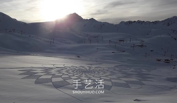 雪花地上飘?法国艺术家踩出冬季“踩雪画”(图3) 雪花地上飘?法国艺术家踩出冬季“踩雪画”(图3)