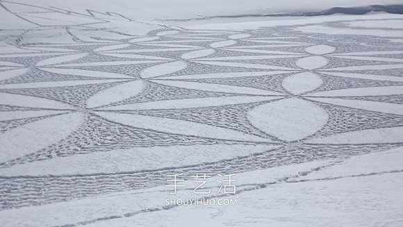 雪花地上飘?法国艺术家踩出冬季“踩雪画”(图4) 雪花地上飘?法国艺术家踩出冬季“踩雪画”(图4)
