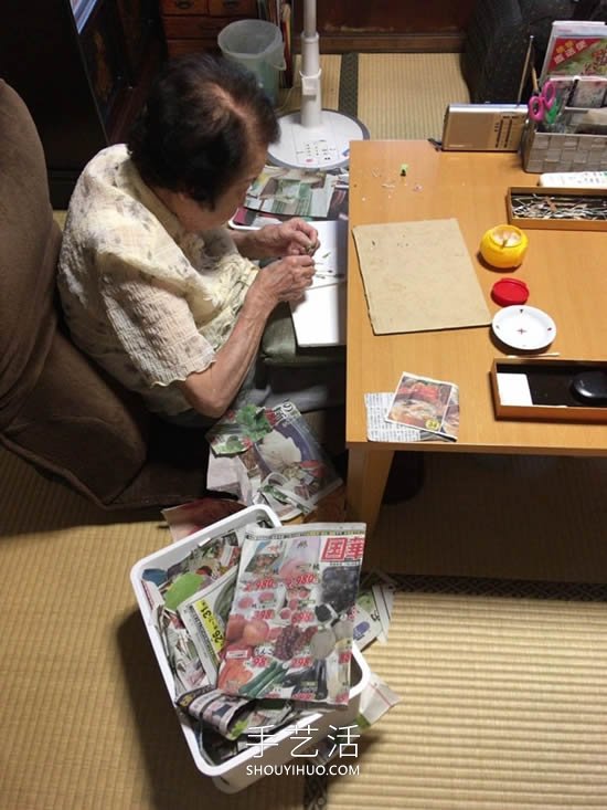 90岁老奶奶手撕报纸做拼贴画!展现平淡幸福(图9) 90岁老奶奶手撕报纸做拼贴画!展现平淡幸福(图9)