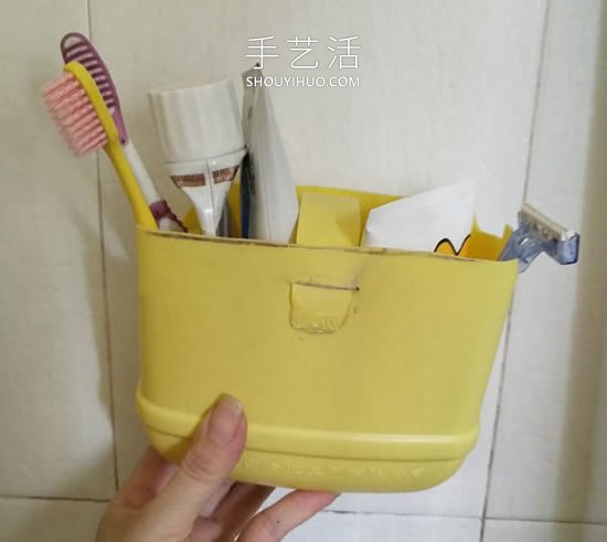 洗洁精瓶废物利用制作洗漱用品收纳篮的做法(图7) 洗洁精瓶废物利用制作洗漱用品收纳篮的做法(图7)