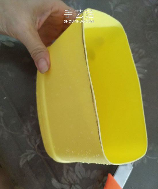 洗洁精瓶废物利用制作洗漱用品收纳篮的做法(图3) 洗洁精瓶废物利用制作洗漱用品收纳篮的做法(图3)