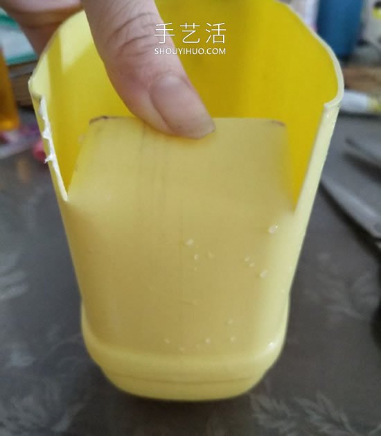 洗洁精瓶废物利用制作洗漱用品收纳篮的做法(图4) 洗洁精瓶废物利用制作洗漱用品收纳篮的做法(图4)