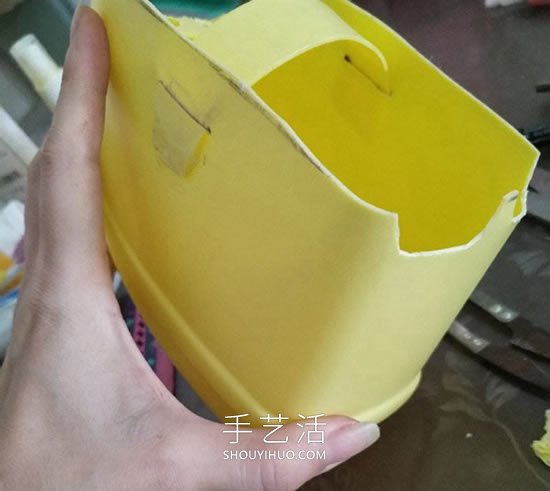 洗洁精瓶废物利用制作洗漱用品收纳篮的做法(图6) 洗洁精瓶废物利用制作洗漱用品收纳篮的做法(图6)