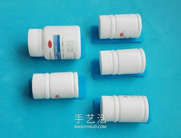 药瓶废物利用手工制作儿童火车玩具的做法(图4) 药瓶废物利用手工制作儿童火车玩具的做法(图4)