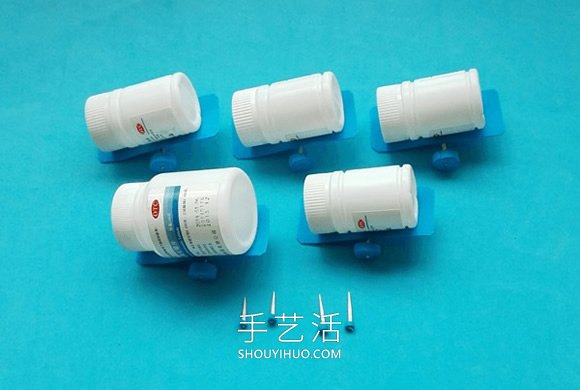 药瓶废物利用手工制作儿童火车玩具的做法(图5) 药瓶废物利用手工制作儿童火车玩具的做法(图5)