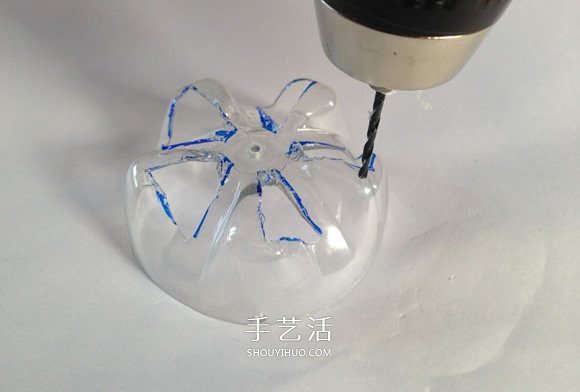 用塑料瓶做潜水艇玩具的方法(图6) 用塑料瓶做潜水艇玩具的方法(图6)