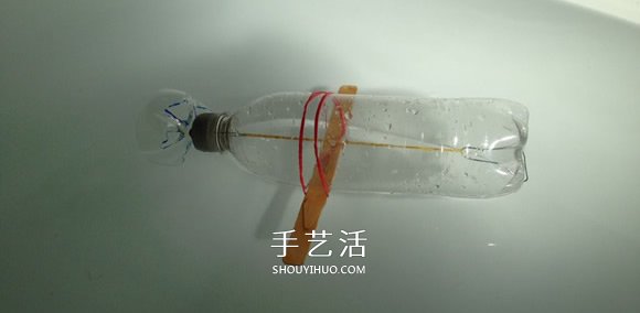 用塑料瓶做潜水艇玩具的方法(图20) 用塑料瓶做潜水艇玩具的方法(图20)