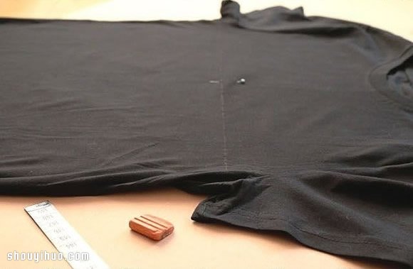 旧T恤变废为宝改造黑色性感透明薄纱礼服(图2) 旧T恤变废为宝改造黑色性感透明薄纱礼服(图2)