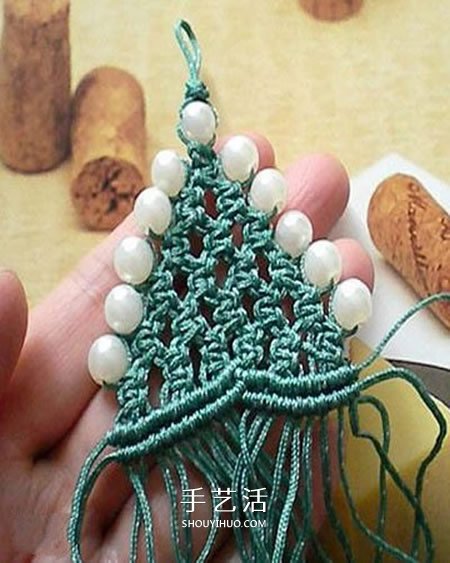 圣诞树小挂件的编法 手工编织圣诞树挂饰图解(图4) 圣诞树小挂件的编法 手工编织圣诞树挂饰图解(图4)