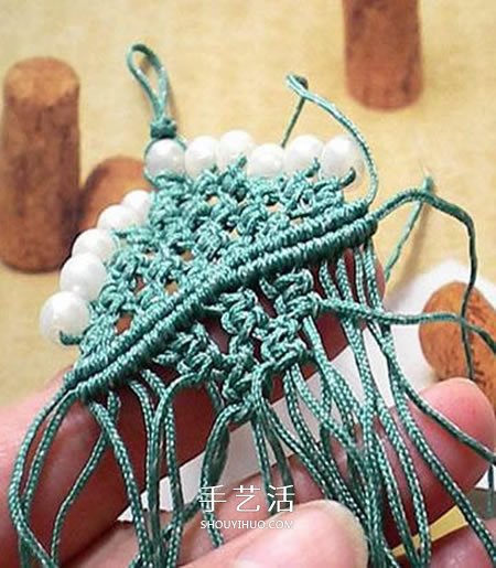 圣诞树小挂件的编法 手工编织圣诞树挂饰图解(图5) 圣诞树小挂件的编法 手工编织圣诞树挂饰图解(图5)