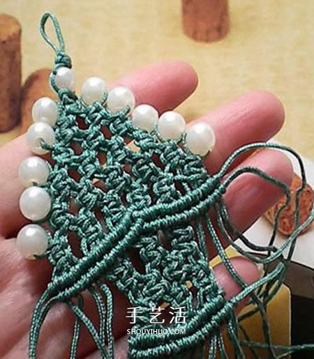 圣诞树小挂件的编法 手工编织圣诞树挂饰图解(图6) 圣诞树小挂件的编法 手工编织圣诞树挂饰图解(图6)