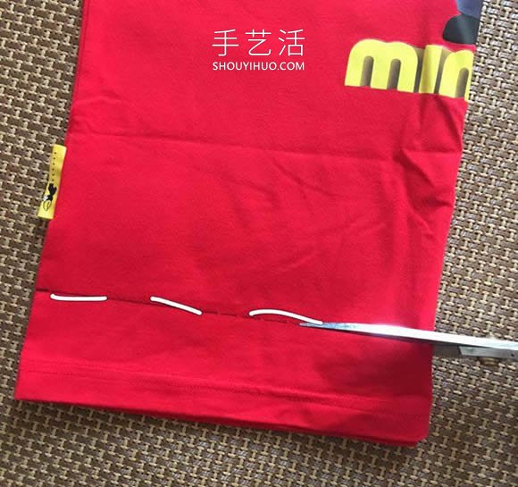 旧T恤改造带流苏性感背心的做法教程(图4) 旧T恤改造带流苏性感背心的做法教程(图4)
