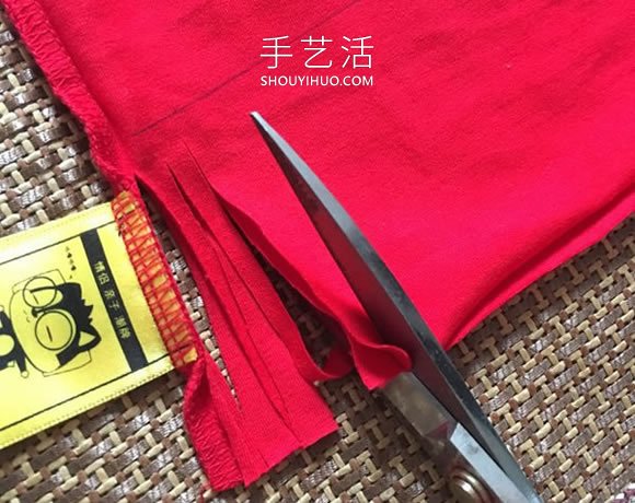 旧T恤改造带流苏性感背心的做法教程(图7) 旧T恤改造带流苏性感背心的做法教程(图7)