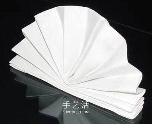 餐巾折扇子的方法图解 简单餐巾扇子折叠教程(图4) 餐巾折扇子的方法图解 简单餐巾扇子折叠教程(图4)
